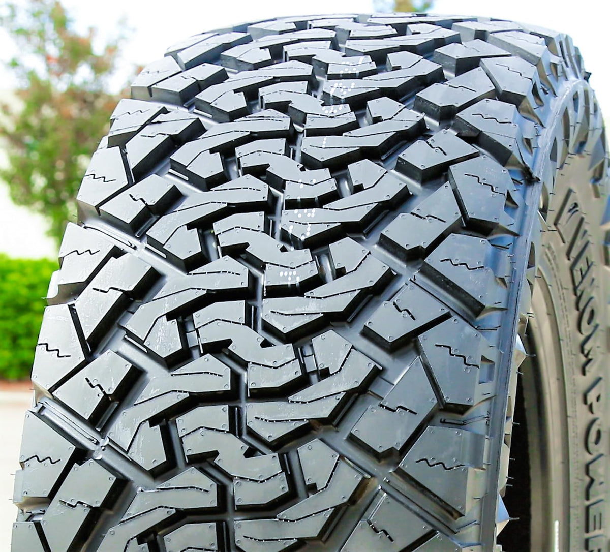 4 x LT275/60R20 Tires Y44300